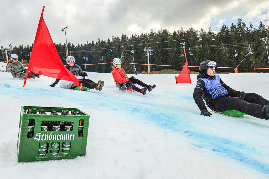 Zipfelbobrennen am Götschen ist eine Riesengaudi. Bis zu sechs Starter rauschen gleichzeitig den Berg hinunter.