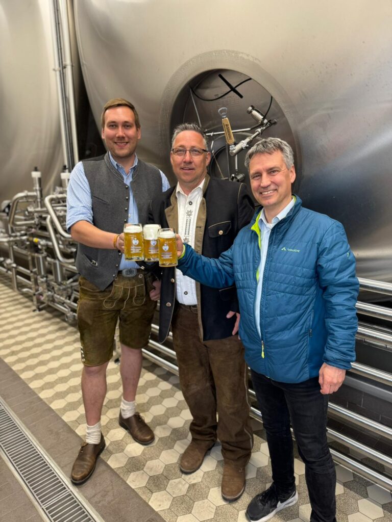 Schönramer Bräu Fredi Oberlindober mit Festwirt Jürgen Hanetzok und Freilassinger Bürgermeister Markus Hiebl bei der Bierprobe für die Freilassinger Maiwiesn in Schönram
