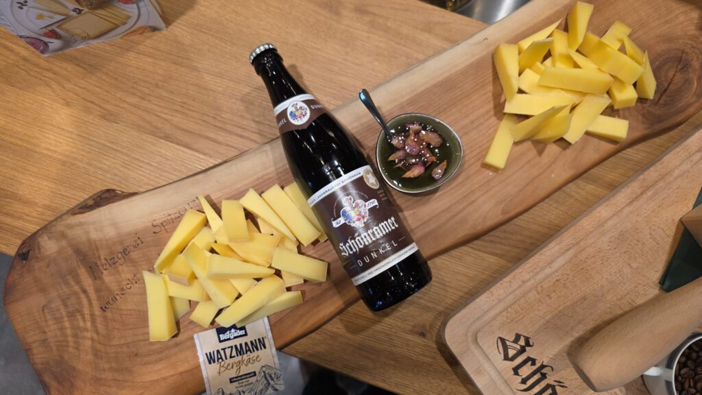 Bei der Bier und Käseverkostung kombinieren wir preisgekrönte Schönramer Biere mit bestem Käse der Privatkäserei Bergader aus Waging am See