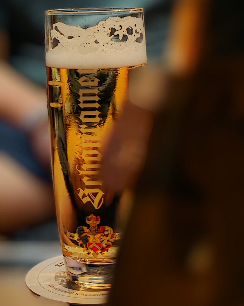 Frisch gezaptes Schönramer Hell in der Academy Bar Salzburg