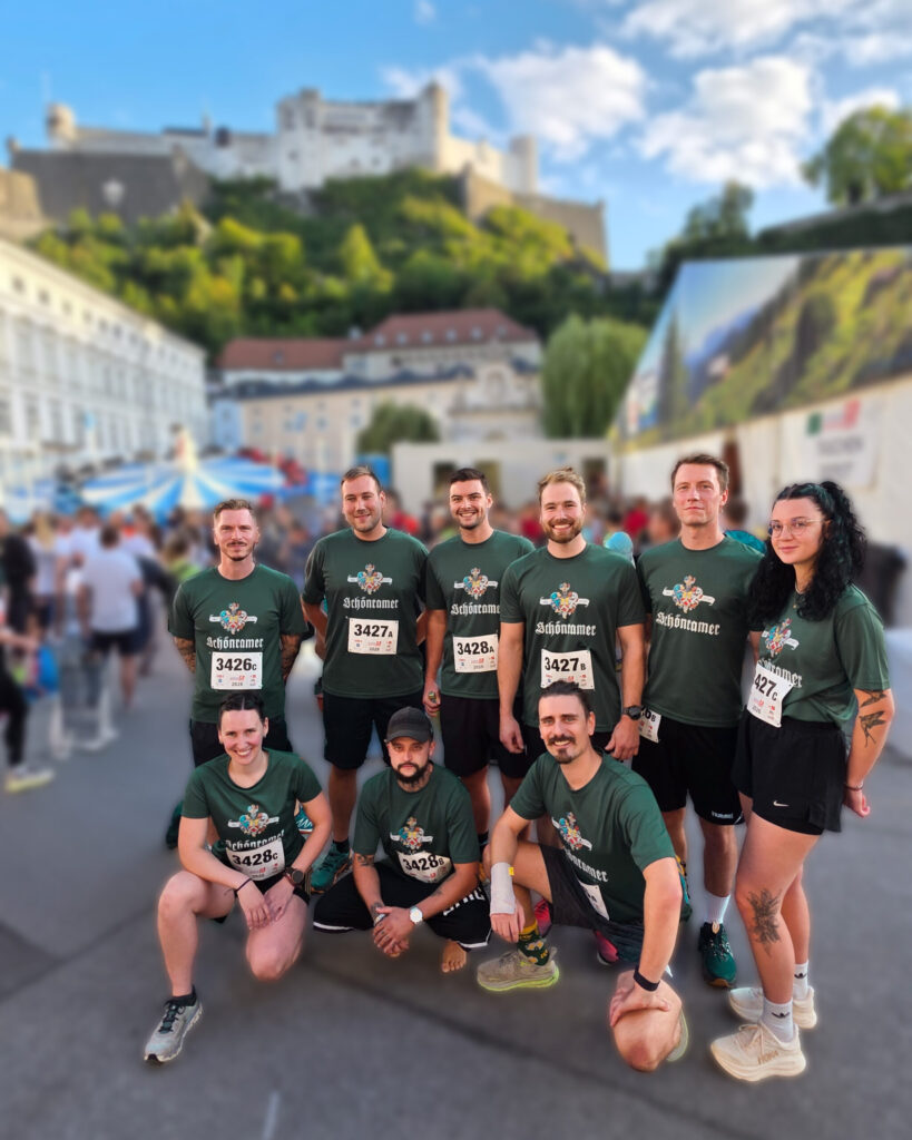 Schönramer Laufteam beim Salzburger Businesslauf vor Festung Hohensalzburg