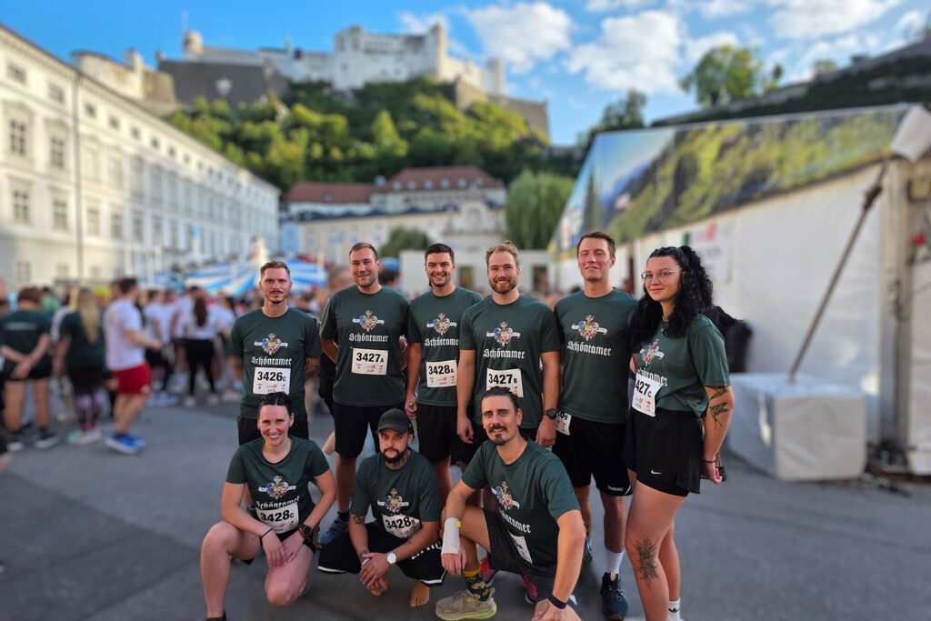 Schönramer Laufteam beim Salzburger Businesslauf vor Festung Hohensalzburg