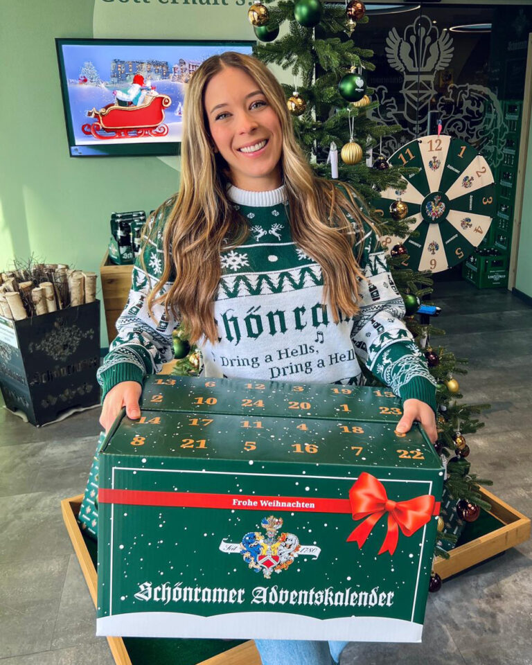 Tamara Schweidler mit Schönramer Bier-Adventskalender im Brauereishop
